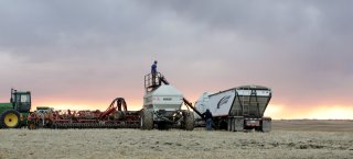 Image de Technologie moderne – agriculteur de vérifier son équipement